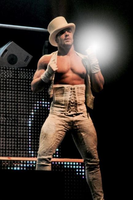 Proostmoment: glazen die elkaar raken Proostmoment: glazen die elkaar raken