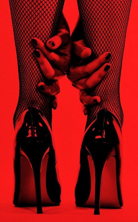 Vrouw die engels vast heeft Vrouw die haar enkels vast heeft